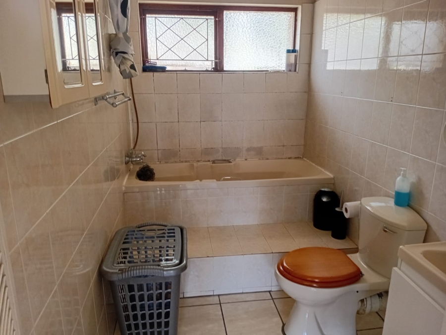 To Let 4 Bedroom Property for Rent in Bonza Bay Eastern Cape